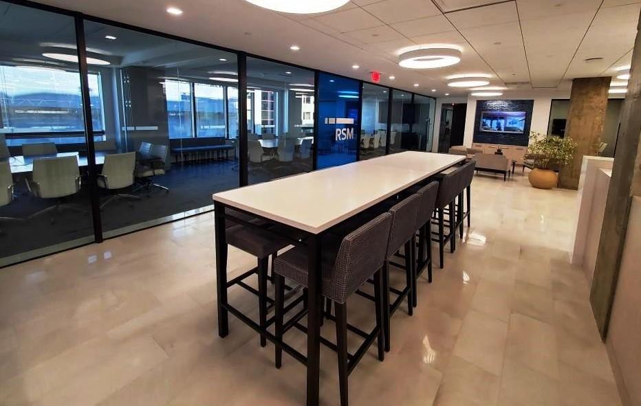 High top table and chairs is a great place for an informal meeting or afterwork get together with colleagues