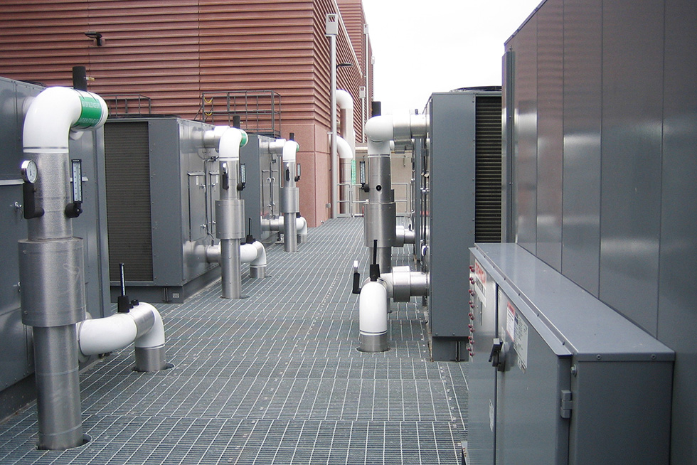 The mechanical and electrical yard are well organized. The equipment is accessible from the grated steel working platform. 