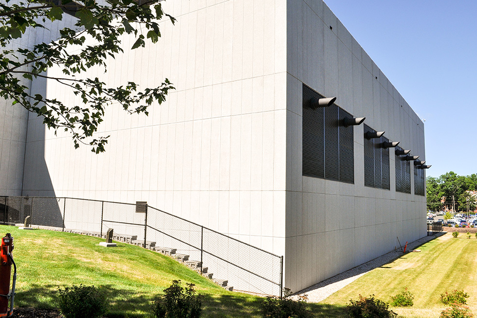 The addition is home to the new redundant mechanical and electrical infrastructure including the generator plant. A new redundant air-cooled chiller plant is located on the roof of the original structure.