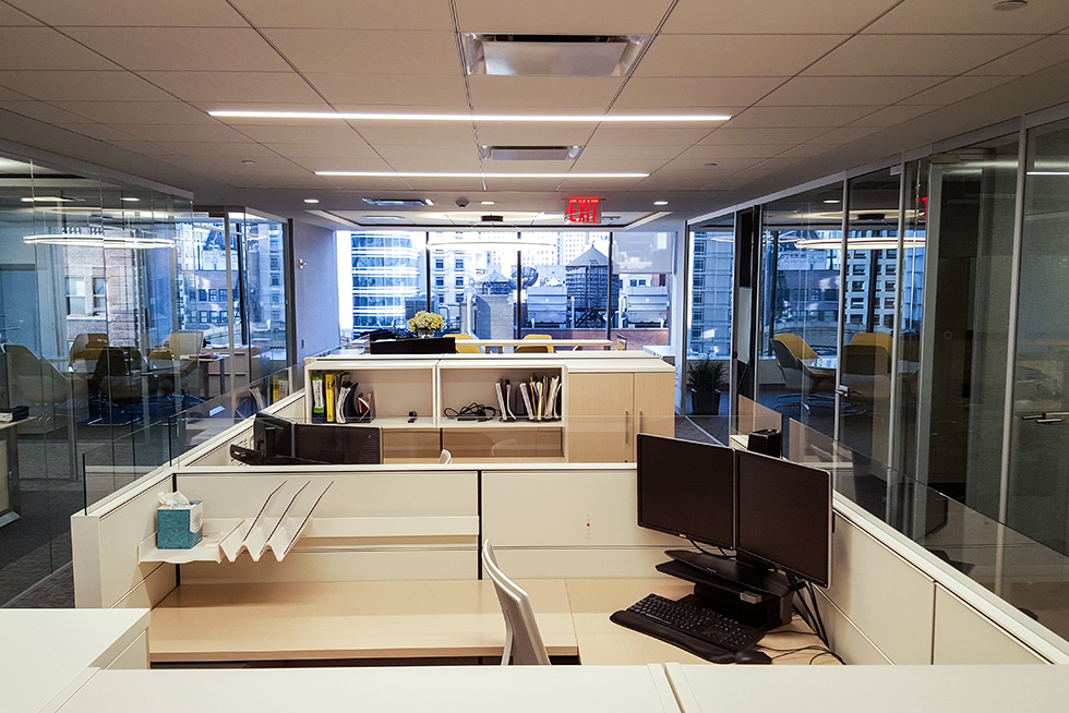 Full height glass front offices are constructed perpendicular to the exterior wall providing natural light and views for all. Shared amenity spaces are located adjacent to the perimeter. 