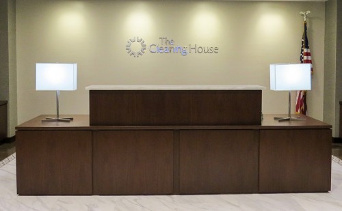 The design of the inner lobby, reception desk and accessories are inspired by the clean rectilinear lines of the International Style